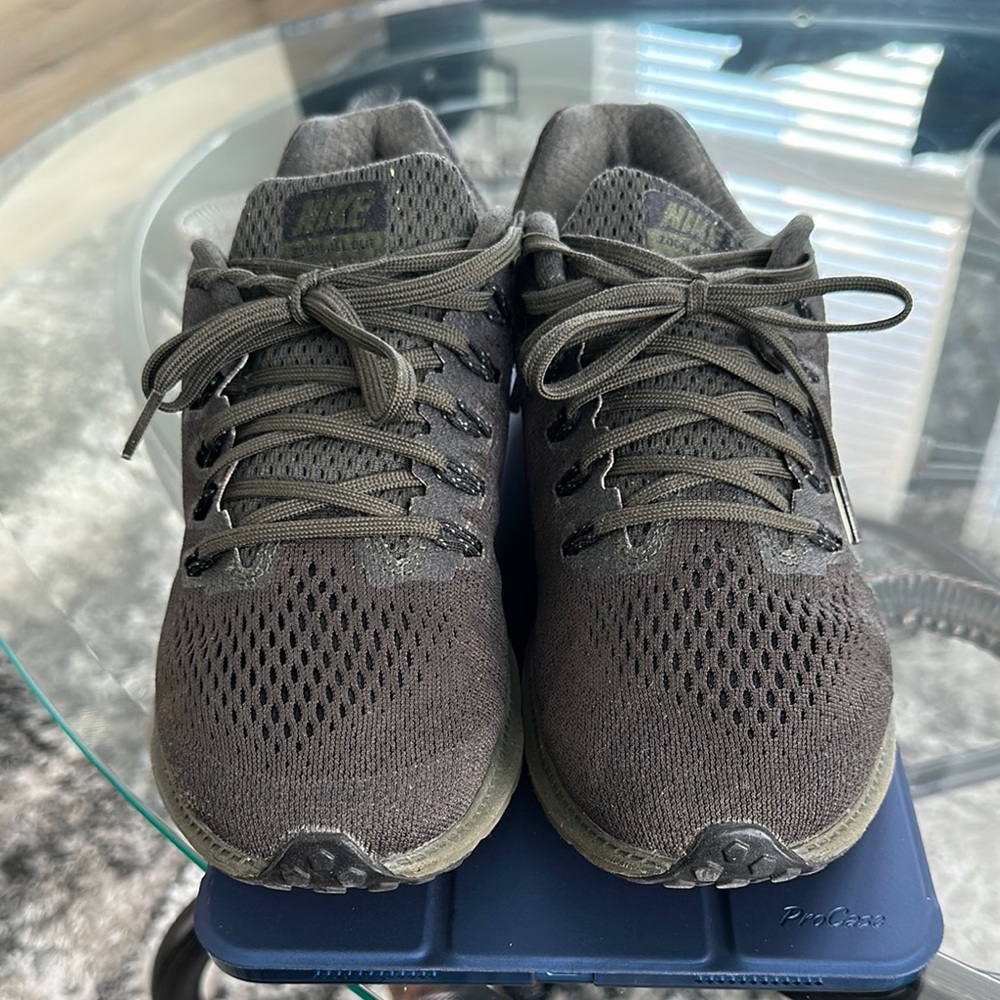Nike Green Athletic Running Shoes with Breathable Mesh